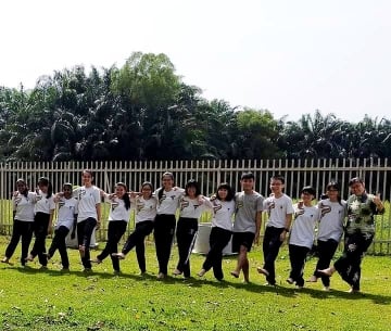 教育路上一步一脚印，让学生亲身感受中华传统文化，与学生在立春日踏青。