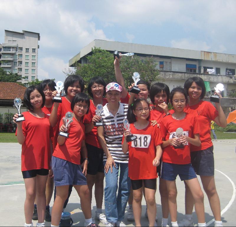 2009年运动会，与10个代表拔河比赛获奖的女生合照