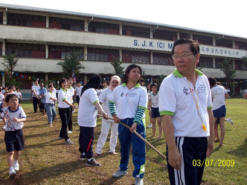 2009年学校运动会，教师与家长拔河比赛，教师们整装待发。